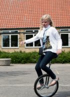 Pige på enhjulet cykel
